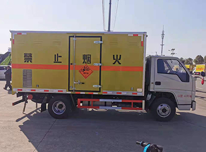 通城爆破器材运输车技术升级与安全合规新趋势